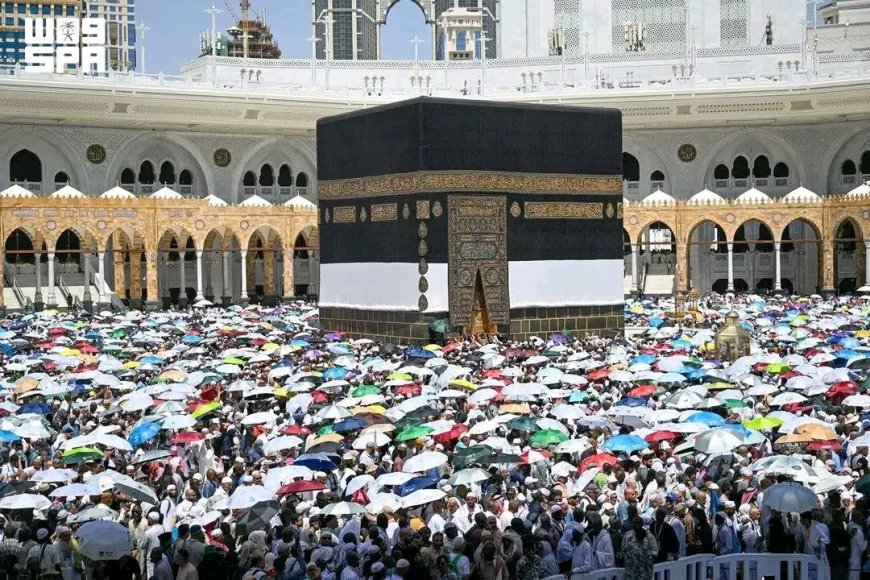 الحجاج المتعجلون يؤدون طواف الوداع في المسجد الحرام