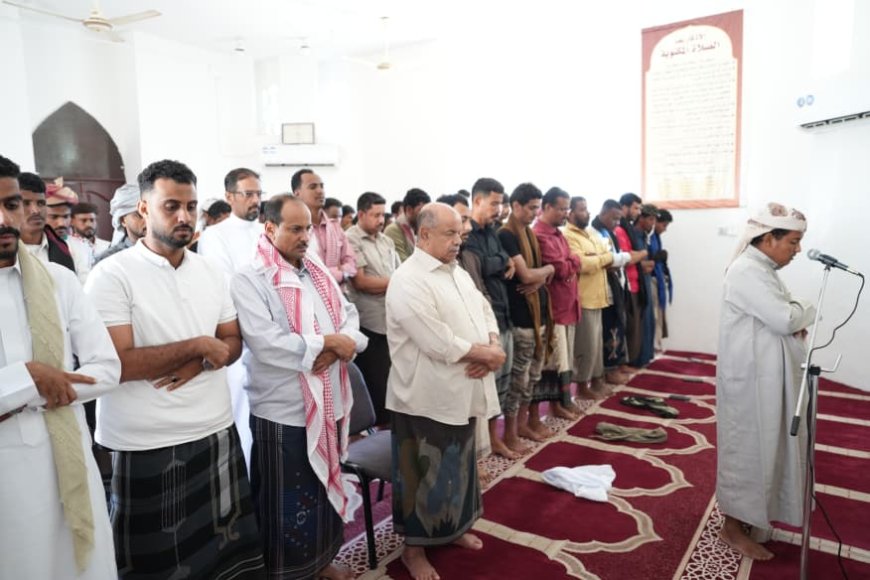 الخنبشي يؤدي صلاة الغائب في المكلا على روح فقيد الوطن الرئيس السابق عبدربه منصور هادي 