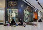 عائلات في عدن تلجأ إلى أحد المراكز التجارية هرباً من هذا الأمر