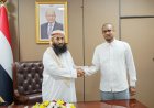 وزير الأوقاف والإرشاد يكرّم عضو بعثة قام بإعادة مفقودات ثمينة لأحد الحجاج