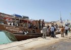 خفر السواحل بالمهرة ينقذ 27 مسافراً وبحاراً بعد تعطل قاربهم في عرض البحر