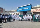 كوادر مستشفى عتق تنفذ وقفة احتجاجية وتلوح بخطوات تصعيدية