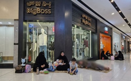 عائلات في عدن تلجأ إلى أحد المراكز التجارية هرباً من هذا الأمر