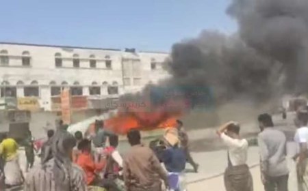 حريق مفاجئ يلتهم باصاً في قلب سوق عزان بشبوة.. تفاصيل