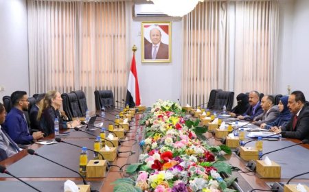 الحكومة اليمنية والبنك الدولي يبحثان توسيع الشراكة لدعم النقل والطرق والتجارة وتعزيز التنمية