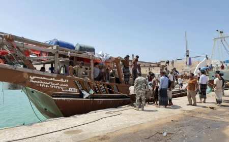 خفر السواحل بالمهرة ينقذ 27 مسافراً وبحاراً بعد تعطل قاربهم في عرض البحر