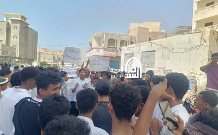 وقفة لطلاب الثانوية العامة بالمكلا للمطالبة بمعالجة الاختلالات التعليمية.. تفاصيل