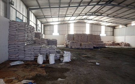 مكتب الصناعة والتجارة بساحل حضرموت يغلق مستودعاً غير مستوفٍ للمعايير