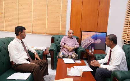 الخنبشي يطّلع على أوضاع العمل  الجماركي بالمحافظة ويؤكد أهمية تحسين بيئة الإستثمار