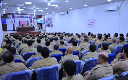 وزير الدفاع يتفقد كلية القيادة والأركان بمأرب ويشيد بدورها في إعداد وتأهيل القادة