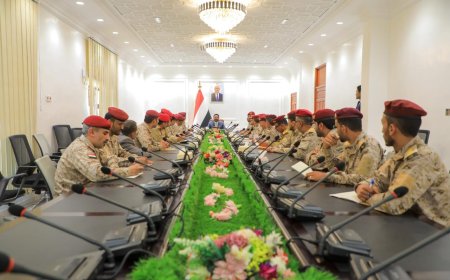 عضو مجلس القيادة العرادة يترأس اجتماعاً موسعاً لقيادة وزارة الدفاع
