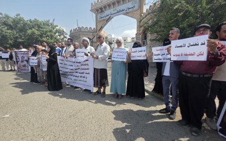 وقفة صامتة بالمكلا تطالب بكشف قتلة الصحفي محمد عيضة وتؤكد رفض استهداف الإعلاميين