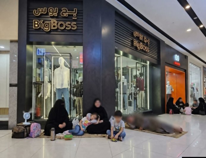 عائلات في عدن تلجأ إلى أحد المراكز التجارية هرباً من هذا الأمر