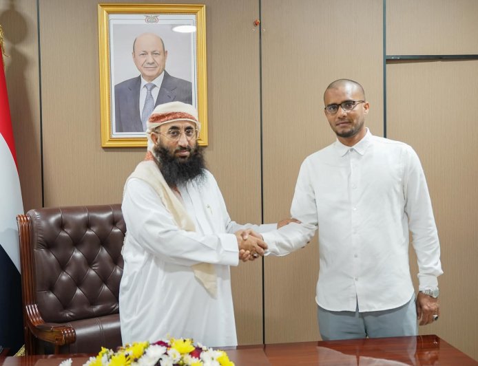 وزير الأوقاف والإرشاد يكرّم عضو بعثة قام بإعادة مفقودات ثمينة لأحد الحجاج