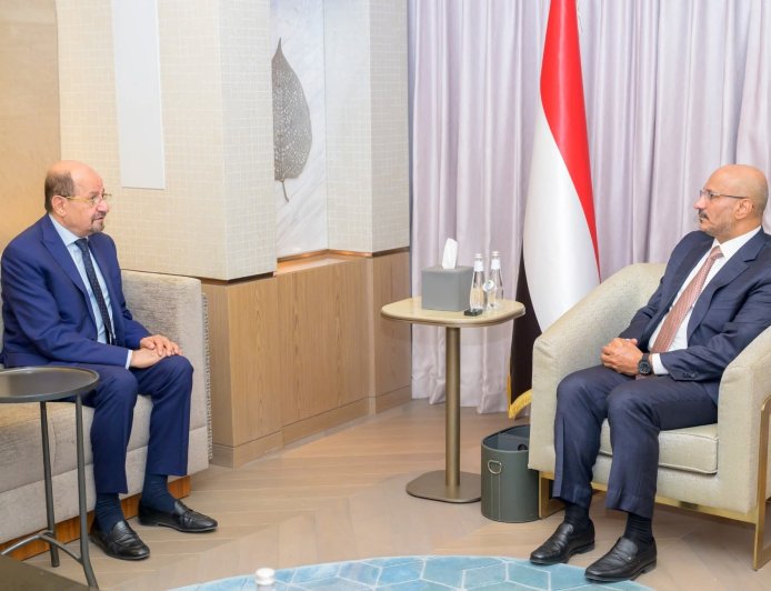 عضو مجلس القيادة طارق صالح يلتقي رئيس مجلس الوزراء ويؤكد دعم جهود الحكومة لتحسين الخدمات والإصلاحات الاقتصادية