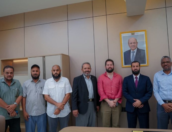 محافظ أبين يلتقي منظمة مهاد الفرنسية ويشيد بتدخلاتها في المحافظة