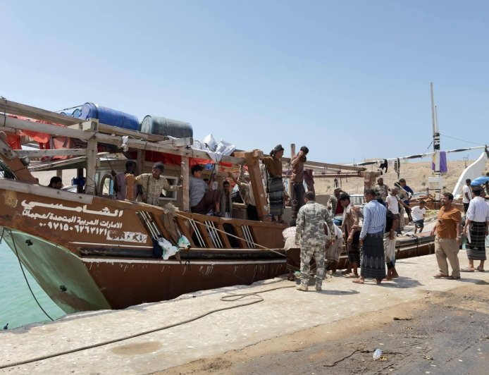 خفر السواحل بالمهرة ينقذ 27 مسافراً وبحاراً بعد تعطل قاربهم في عرض البحر
