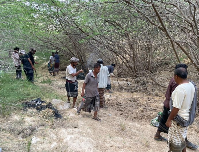 شباب متطوعون ينجحون في فتح طريق ثانوي في شبوة