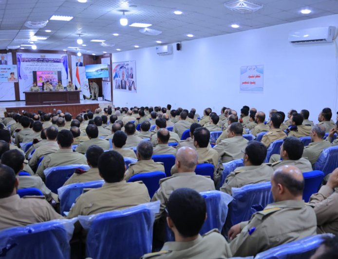 وزير الدفاع يتفقد كلية القيادة والأركان بمأرب ويشيد بدورها في إعداد وتأهيل القادة