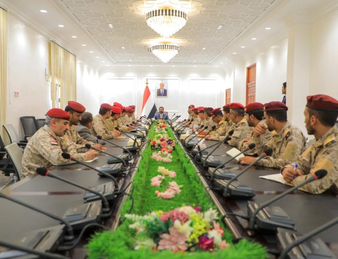 عضو مجلس القيادة العرادة يترأس اجتماعاً موسعاً لقيادة وزارة الدفاع