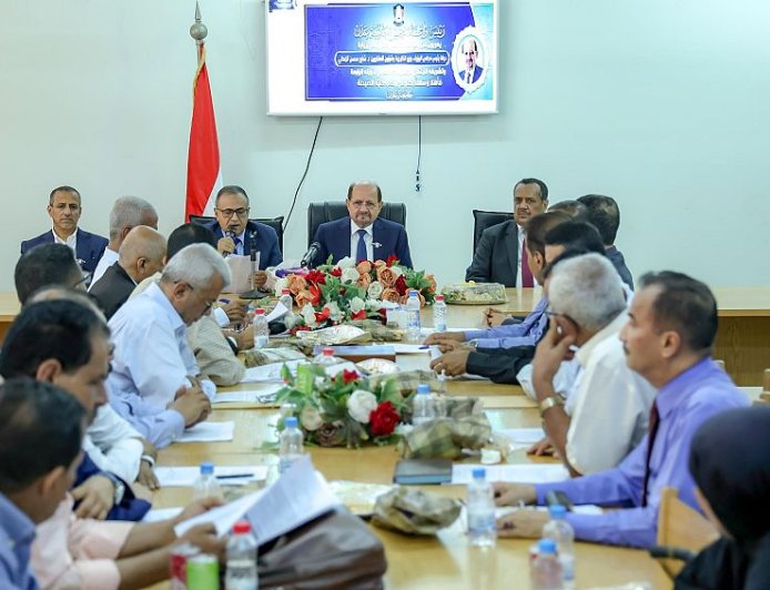 رئيس وزراء اليمن يعلن حزمة حوافز مالية للأكاديميين ويدعو لربط الجامعات بسوق العمل.. تفاصيل