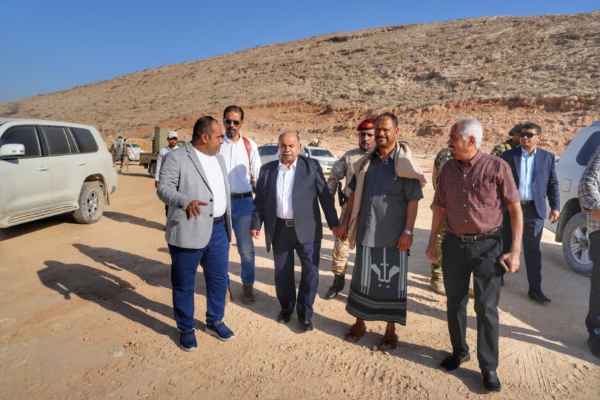 الخنبشي يطّلع على إنجاز مشروع تجهيز مواقع محطات الكهرباء الإسعافية بساحل حضرموت