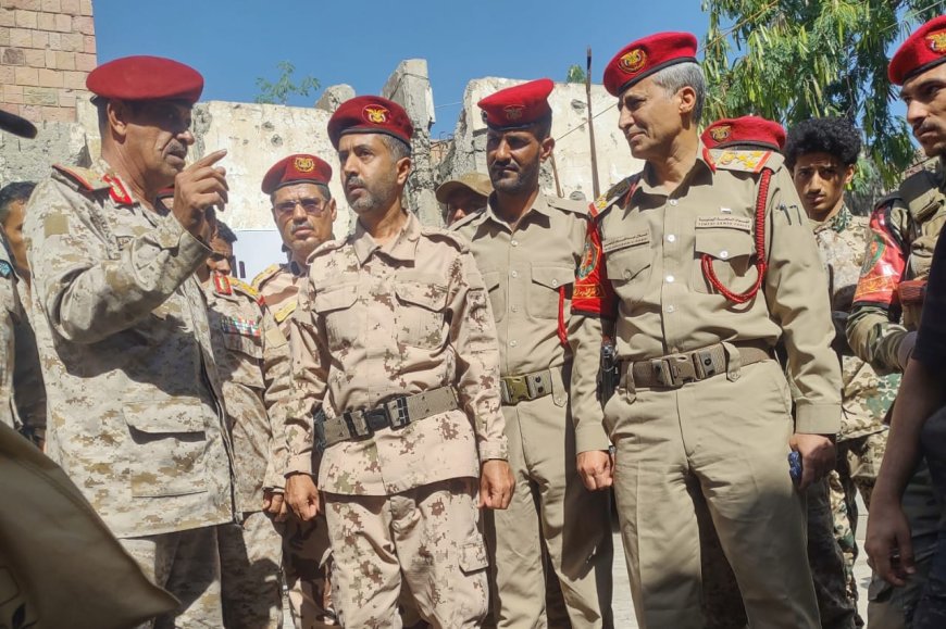 لجنة وزارة الدفاع تتفقد المقاتلين في جبهة الدفاع الجوي والمنفذ الشرقي لمدينة تعز