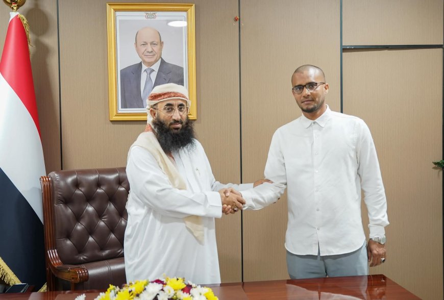 وزير الأوقاف والإرشاد يكرّم عضو بعثة قام بإعادة مفقودات ثمينة لأحد الحجاج