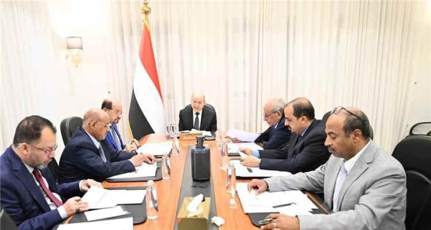 العليمي يترأس اجتماعاً حكومياً مصغراً لمتابعة الإصلاحات وأنتظام الرواتب وتحسين الخدمات