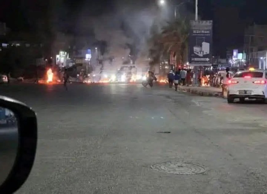 إشعال إطارات وإغلاق طرق.. احتجاجات على انقطاع الكهرباء في الشرج بالمكلا
