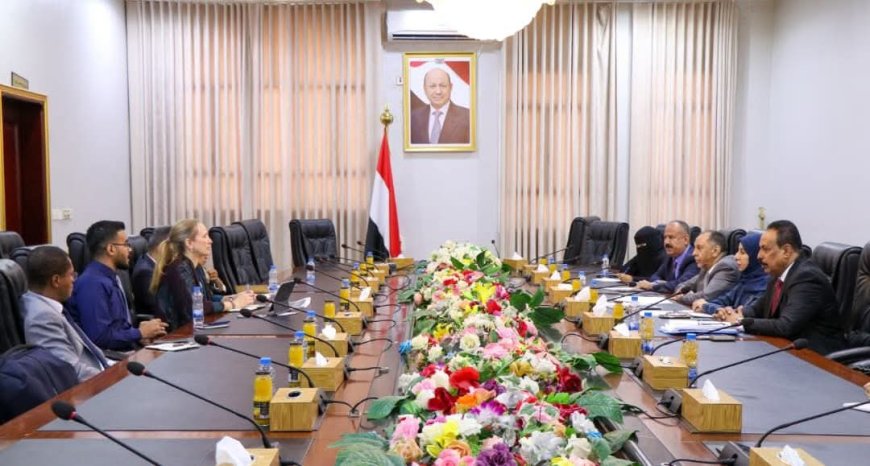 الحكومة اليمنية والبنك الدولي يبحثان توسيع الشراكة لدعم النقل والطرق والتجارة وتعزيز التنمية