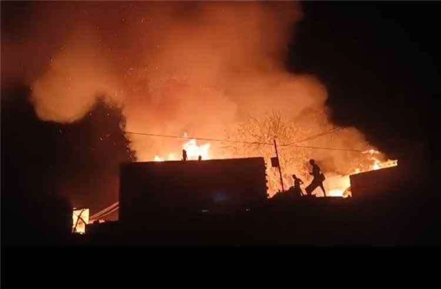 حريق يلتهم عدداً من منازل المواطنين في هذه المدينة في ظل غياب الدفاع المدني