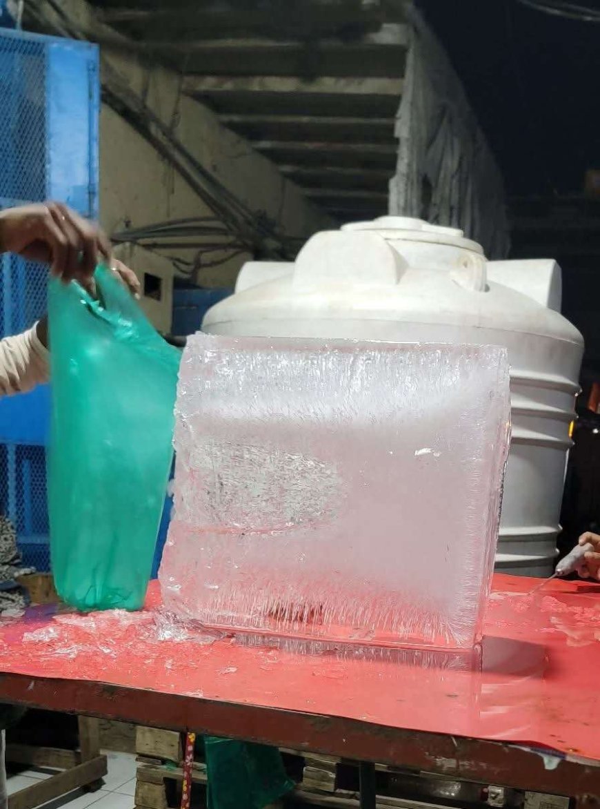 سكان عدن يواجهون الحر بإنفاق يومي على الثلج وسط انهيار الكهرباء