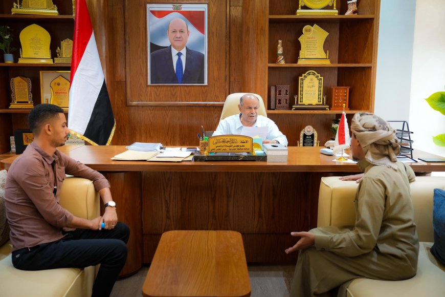 الخنبشي يلتقي لجنة متعاقدي المحاكم ويؤكد اهتمام السلطة المحلية بمعالجة قضاياهم
