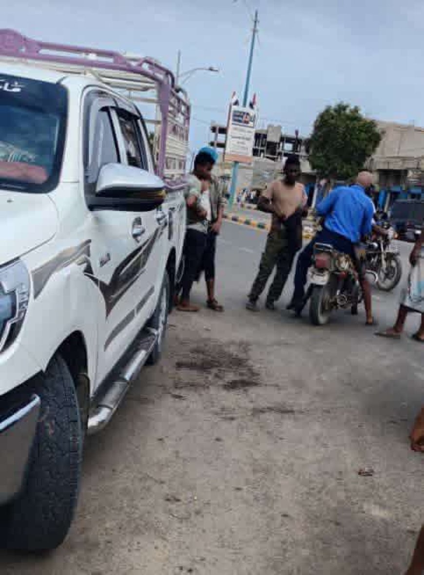 مسلحون ملثمون يطلقون النار على سائق هايلوكس أجرة في مدينة المخا
