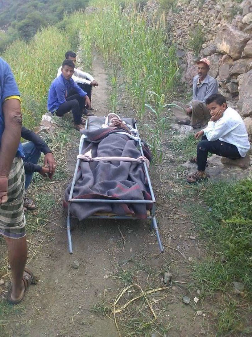 في مشهد مؤثر.. مرضى يُنقلون على الأكتاف في هذه المدينة بسبب وعورة الطريق