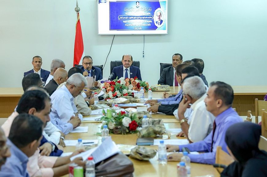 رئيس وزراء اليمن يعلن حزمة حوافز مالية للأكاديميين ويدعو لربط الجامعات بسوق العمل.. تفاصيل