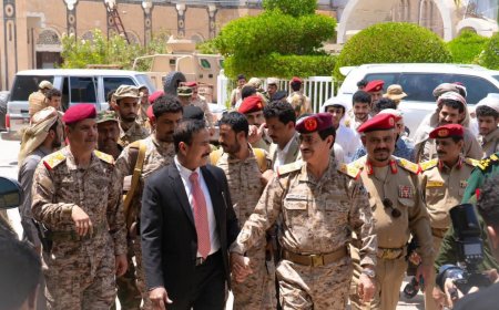 وزير الدفاع يتفقد محور عتق ويشيد بالتكامل بين التشكيلات العسكرية في شبوة