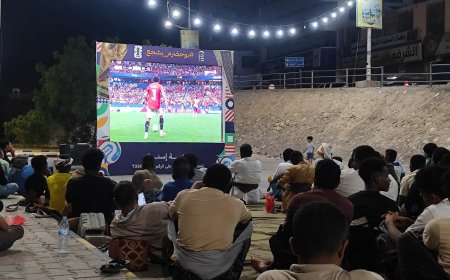 شاشات عامة تنقل مباريات كأس العالم في موقعين بمدينة المكلا