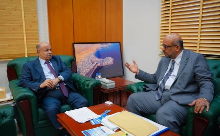 الخنبشي يناقش مشاريع تطوير مراكز الإنزال السمكي بالمحافظة وتحسين بيئة العمل