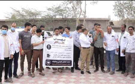وقفة احتجاجية لكوادر القطاع الصحي في المهرة للمطالبة بحقوقهم المالية