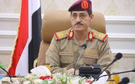 وزير الدفاع : سنتعامل مع الطيران المعادي المنتهك للأجواء اليمنية بجميع الوسائل المتاحة
