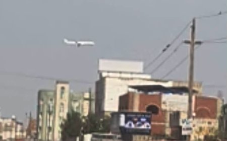 شاهد لحظة هبوط طائرة إيرانية في مطار الحديدة