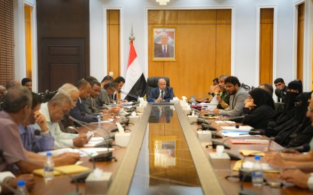 الخنبشي يشدد على تحسين الخدمات ورفع كفاءة الأداء التنفيذي في حضرموت
