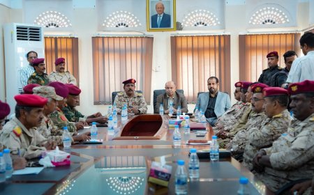الخنبشي يعقد لقاءً موسعاً بقيادة المنطقة العسكرية الثانية ويؤكد أهمية وحدة القرار العسكري