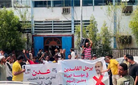 احتجاجات أمام مؤسسة المياه بكريتر للمطالبة بحلول عاجلة لانقطاع المياه