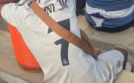 المكلا.. طفل بائع آيسكريم في مدرجات بارادم يخطف قلوب اليمنيين