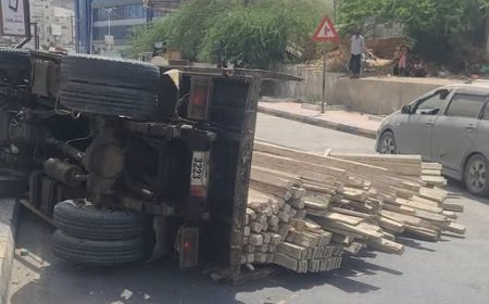 تناثر الأخشاب على الطريق إثر انقلاب قلاب مقابل المحكمة في المكلا