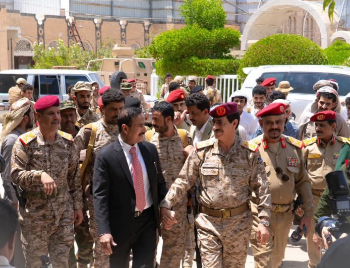 وزير الدفاع يتفقد محور عتق ويشيد بالتكامل بين التشكيلات العسكرية في شبوة