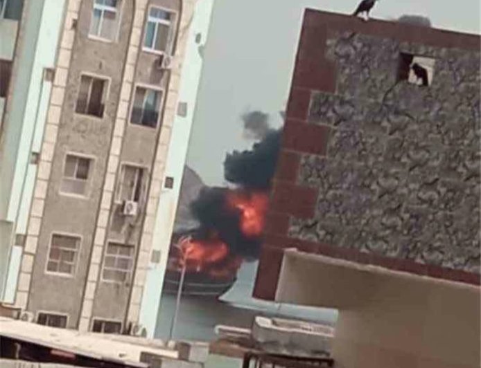 احتراق قارب صيد بمحيط ميناء المعلا بعدن